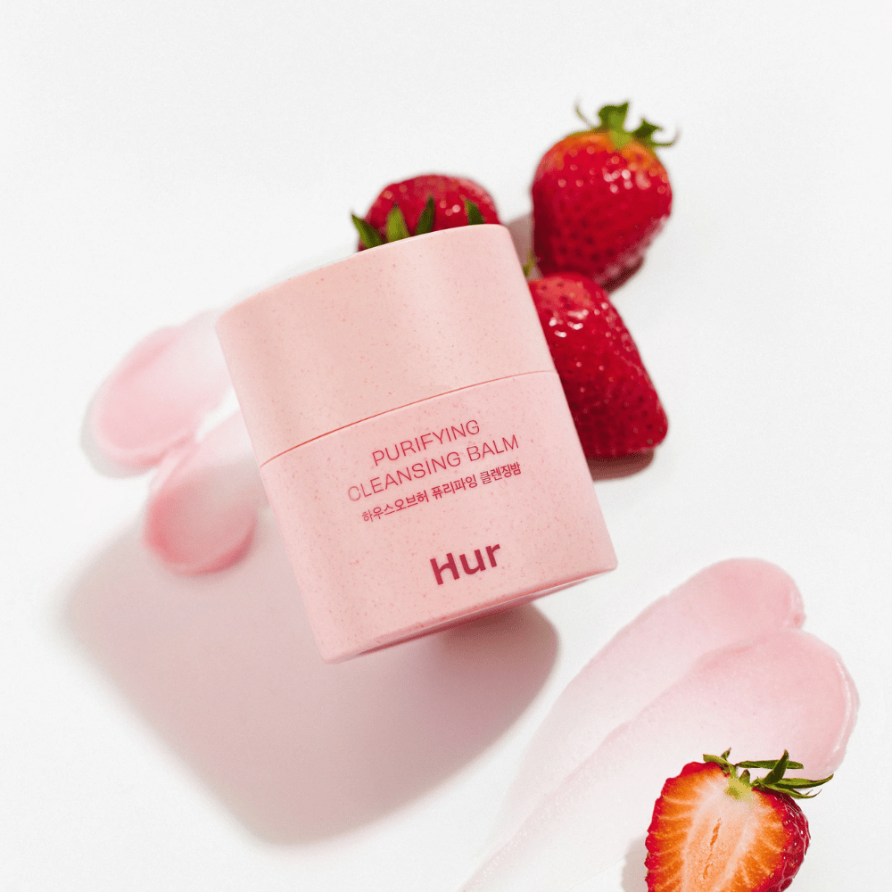 Kuinka Purifying Cleansing Balm asetettu tuoreilla mansikoilla. Puhdistava balmi, joka antaa sileän ihon ja sopii päivittäiseen kasvojen puhdistukseen.
