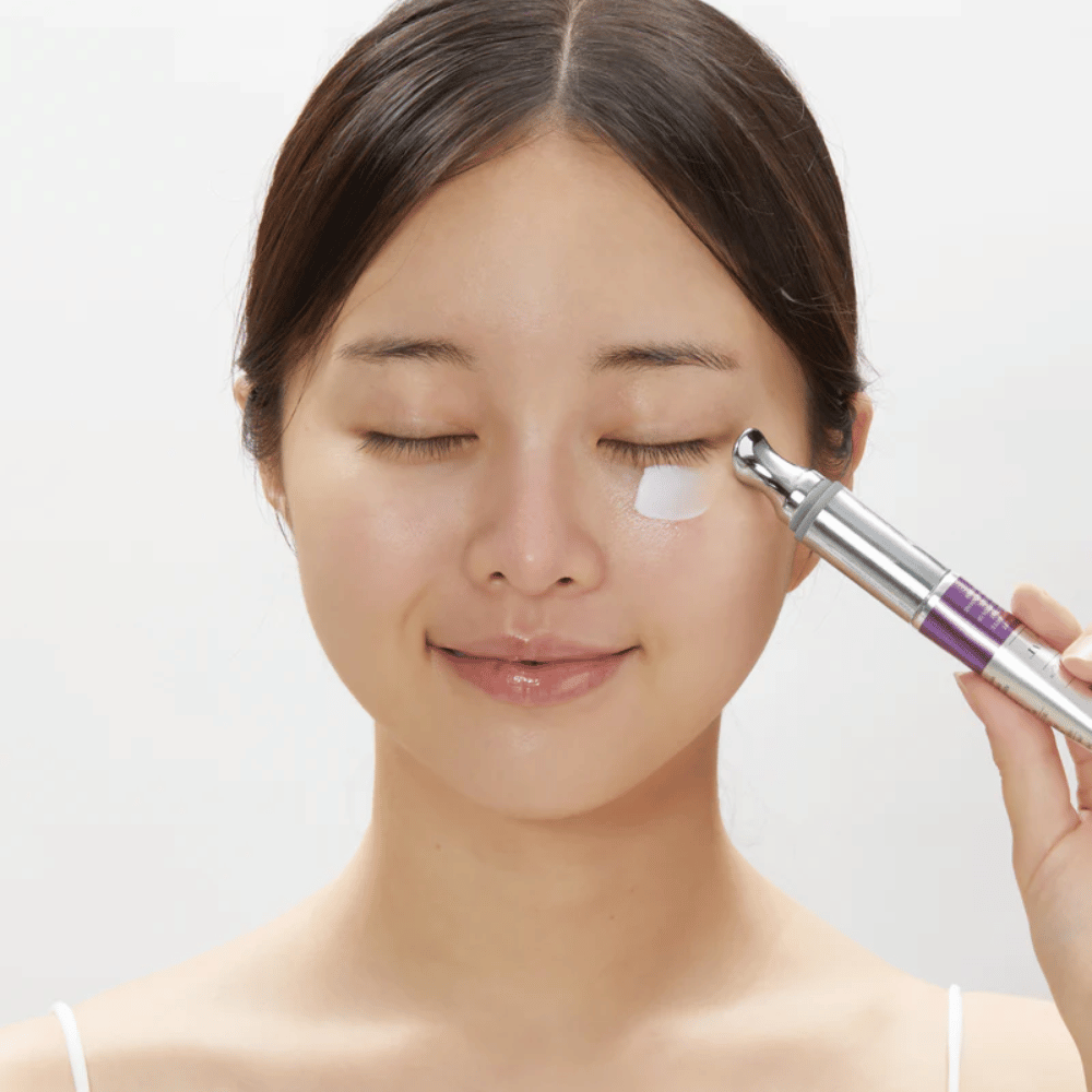 VT Cosmetics Reedle Shot Lifting Eye Cream levitetään silmän alle – kiinteyttävä Silmänympärysvoide hienoja juonteita ja tummia silmänalusia vastaan