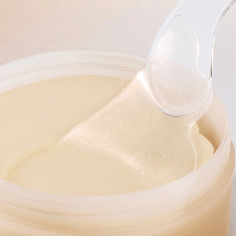 Spatula nostaa Beauty of Joseon silmänympäryslapun purkista, hydrogeelilaput ginsengillä ja retinalilla anti-age- ja silmänympäryshoidon saamiseksi.