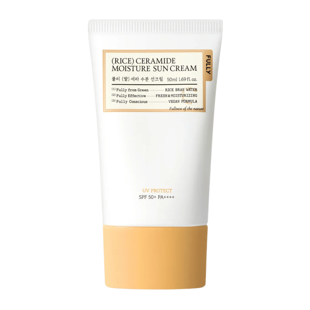 Vapaasti rajattu tuotekuva tuotteesta FULLY Rice Ceramide Moisture Sun Cream, jossa on minimalistinen ja elegantti design valkoisen ja beigen sävyissä. Pakkaus antaa puhtaan, pehmentävän ja ihoystävällisen vaikutelman sekä SPF 50+ PA++++ -suojan.