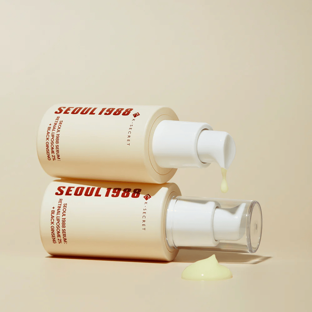SEOUL 1988 Serum - Retinal Liposome 2% + Black Ginseng

Ett kraftfullt anti-aging-serum som kombinerar 2% Retinal Liposome och Svart Ginseng för att främja cellförnyelse, jämna ut hudtonen och ge en fastare hud.

Retinal Liposome 2%: En avancerad form av retinoid som effektivt minskar rynkor och fina linjer.
Svart Ginseng: Rik på antioxidanter, stärker hudbarriären och ger näring på djupet.
Snabbabsorberande formula: Lätt konsistens som tränger in djupt i huden utan att irritera.
Perfekt för dig som vill ha