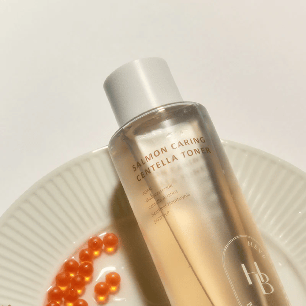 Salmon Caring Centella Toner Heveblue lohi-inspiroituneella ainesosaympäristöllä – korealainen kasvovesi, jossa on PDRN ja centella, joka rauhoittaa ihoa, vahvistaa ihon suojakerrosta ja antaa intensiivistä kosteutusta.