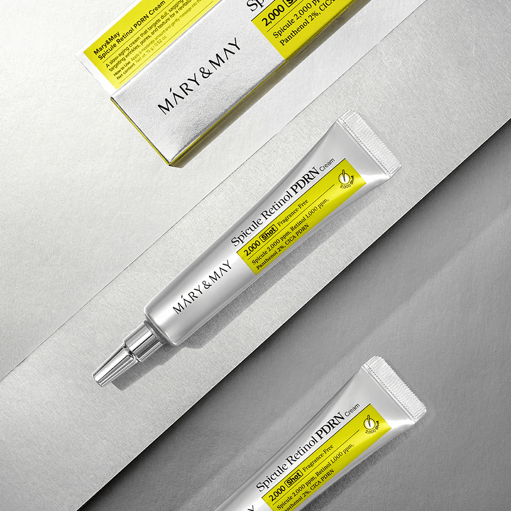 MARY & MAY Spicule Retinol PDRN Cream tuubissa ja pakkauksessa vaalealla taustalla, aktiivinen kasvovoide retinolilla, spicule-teknologialla ja PDRN parannetun ihon rakenteen ja uudistumisen saavuttamiseksi.