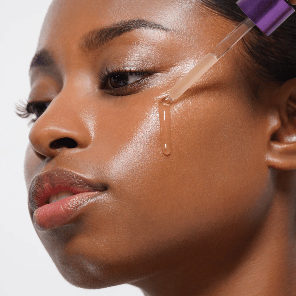 2. MISSHA Time Revolution Night Repair Ampoule 5X – kosteuttavaa kasvoseerumia levitetään pipetillä poskelle