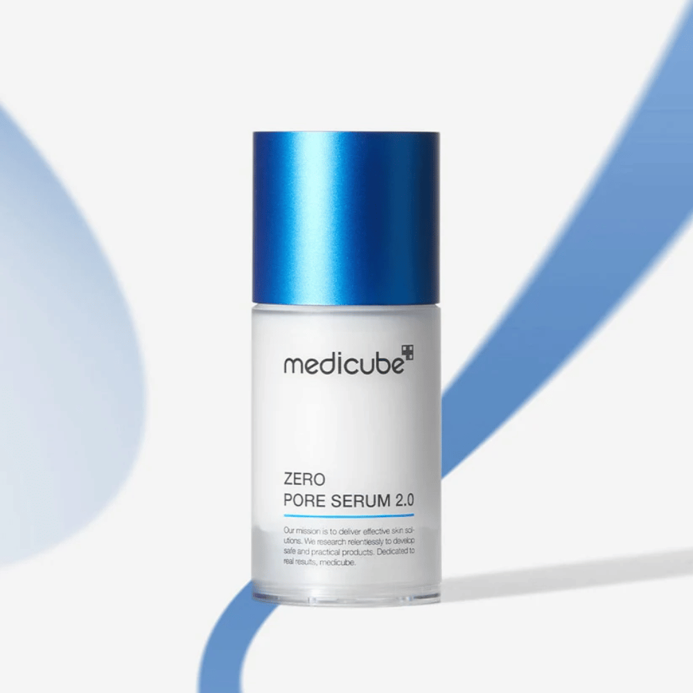 Medicube Zero Pore Serum 2.0 tyylikkäässä pakkauksessa sinisellä korkilla, tehokas kasvoseerumi sileämmälle iholle ja pienentyneille huokosille.