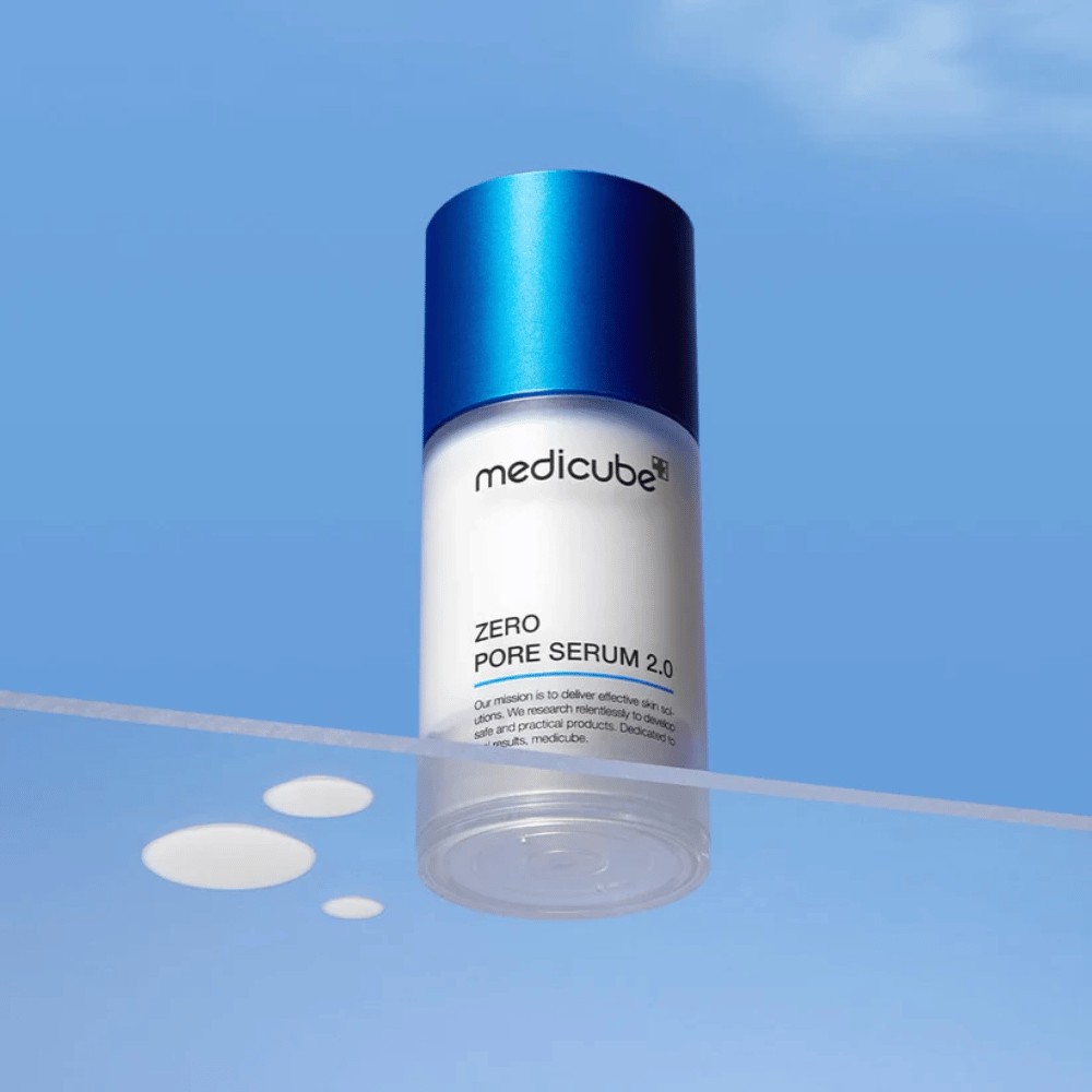 Tuotekuva Medicube Zero Pore Serum 2.0 sinistä taustaa vasten, huokosia pienentävä seerumi, joka on kehitetty tasapainottamaan ihoa ja parantamaan ihon rakennetta.