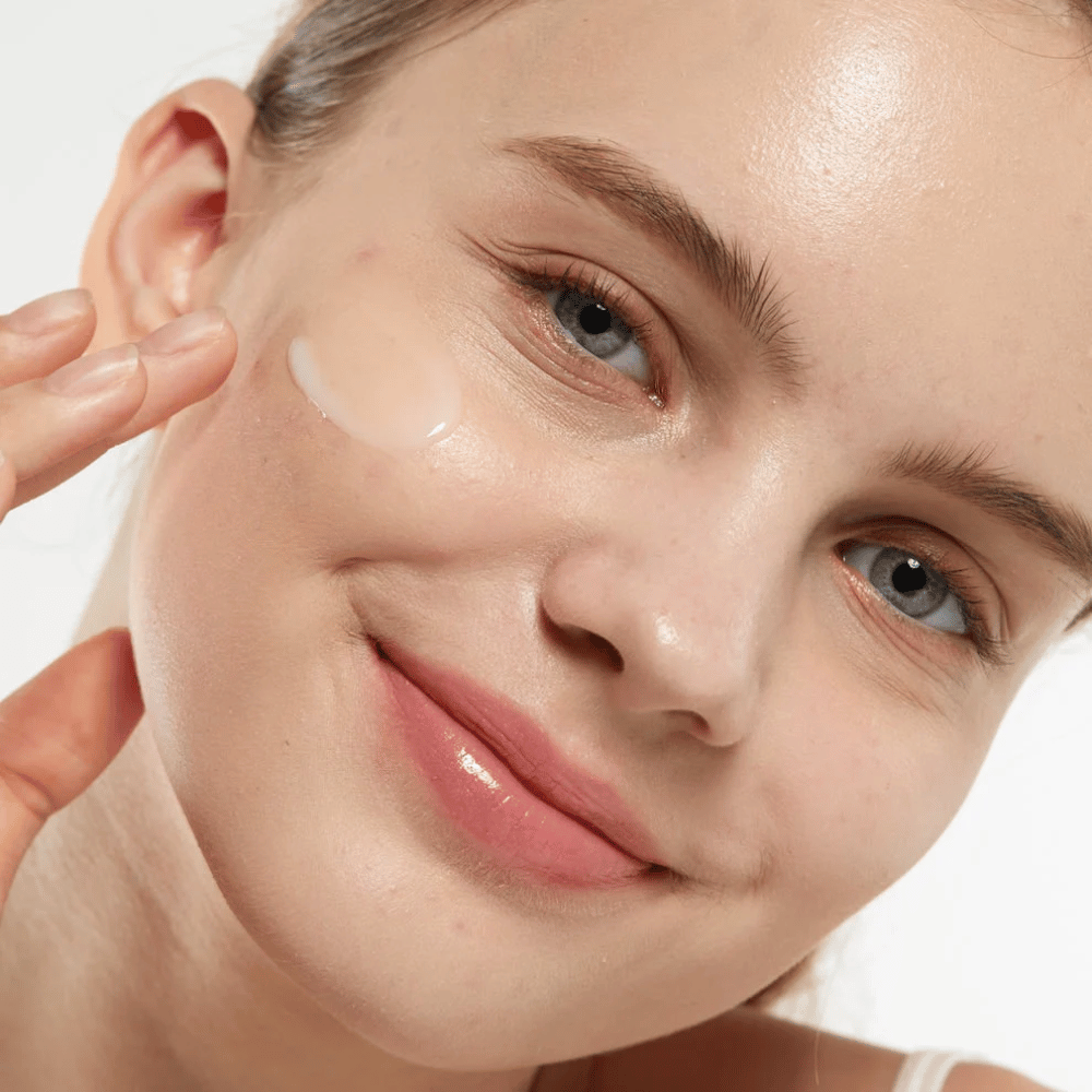 Malli levittää Medicube Zero Pore Serum 2.0 poskelle, huokosia parantava seerumi, joka antaa tasaisemman ihon rakenteen, kosteutuksen ja luonnollisen hehkun.